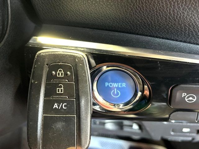 【スマートキー】カバンやポケットに入れたままでもドアの施錠・解錠が可能なスマートキーを装備。エンジンのオン・オフ時もカギを取り出す必要が無いからとっても便利です♪