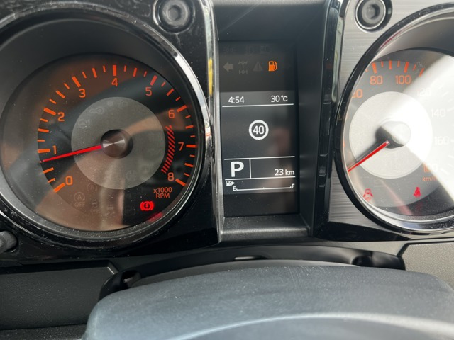 シエラの新車から人気のノマド純正色シズリング赤メタリック/黒ツートン作りましたノマド純正フロントグリルでノマドショート仕様お好きなメーカーでカスタム可能リフトUPもお任せください