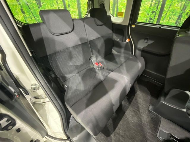 後部座席も気になるようなキズ・汚れやへたり等、大きなダメージはなく、良好な状態です。