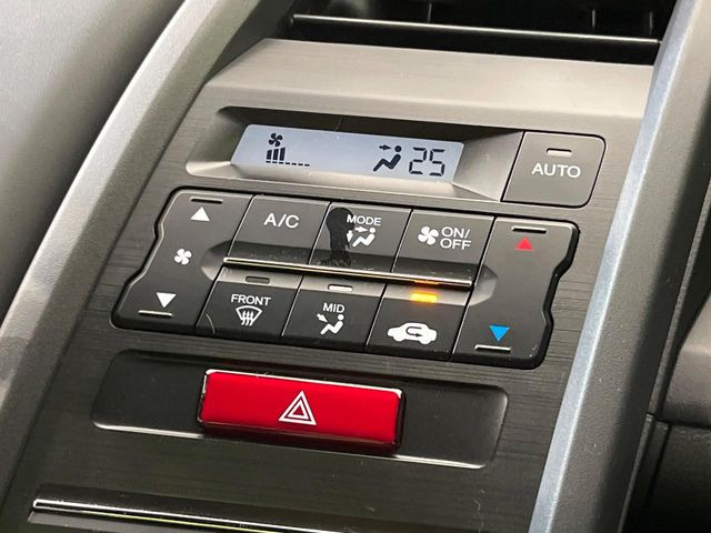 【オートエアコン】一度お好みの温度に設定すれば、車内の温度を検知し風量や温度を自動で調整。暑い…寒い…と何度もスイッチ操作をする必要はありません。快適な車内空間には必須の機能ですね♪