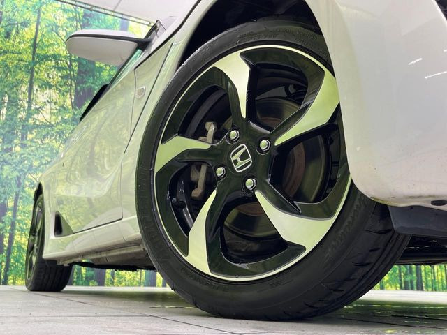 【純正15インチアルミホイール】外観にマッチした純正アルミホイールを装着しております。各種社外アルミホイールや、スタッドレスタイヤも取扱いしております。是非ご相談ください♪