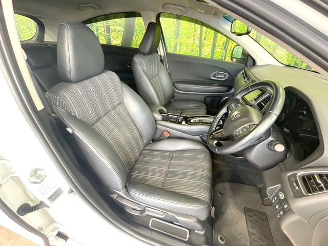 【ハーフレザーシート】高級感と座り心地を両立した人気のシート♪背面・座面のファブリック素材は、通気性の良さや滑りにくさに優れています。気温や服装に左右されず快適にお乗りいただけます。