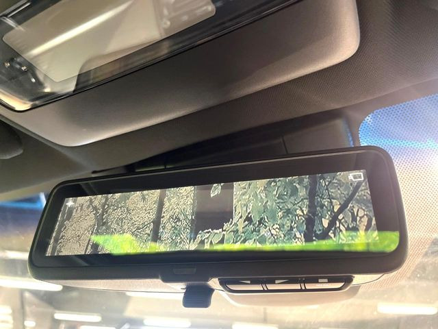 【デジタルインナーミラー】後席の大きな荷物や同乗者で後方が確認しづらい時でも安心!カメラが撮影した車両後方の映像をルームミラー内に表示。クリアな視界で状況の確認が可能です!