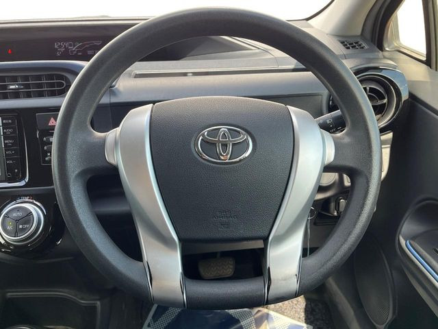 �C���e���A�ɍ��킹���f�U�C���̃X�e�A�����O�́A�^�]�������̂��Ƃ��l���A�^�]���₷���`��A�傫���ł��B�����x�A���ۂɐG���Ă��m���߂��������B