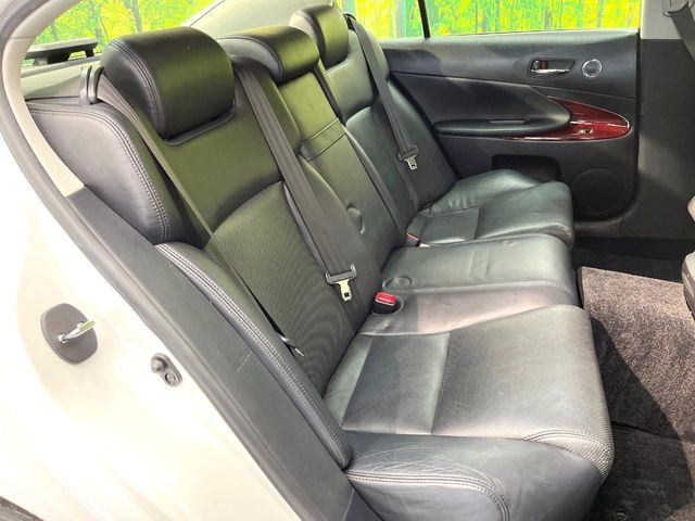 後部座席も気になるようなキズ・汚れやへたり等、大きなダメージはなく、良好な状態です。