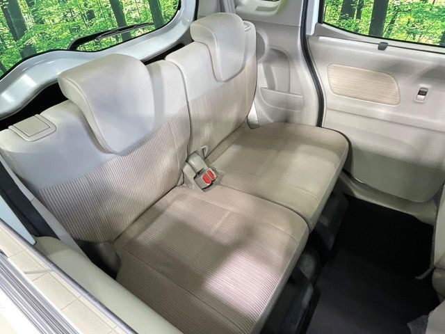 後部座席も気になるようなキズ・汚れやへたり等、大きなダメージはなく、良好な状態です。