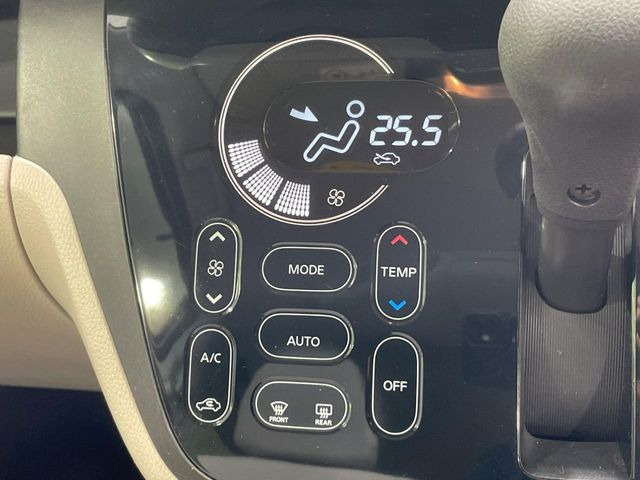 【オートエアコン】一度お好みの温度に設定すれば、車内の温度を検知し風量や温度を自動で調整。暑い…寒い…と何度もスイッチ操作をする必要はありません。快適な車内空間には必須の機能ですね♪