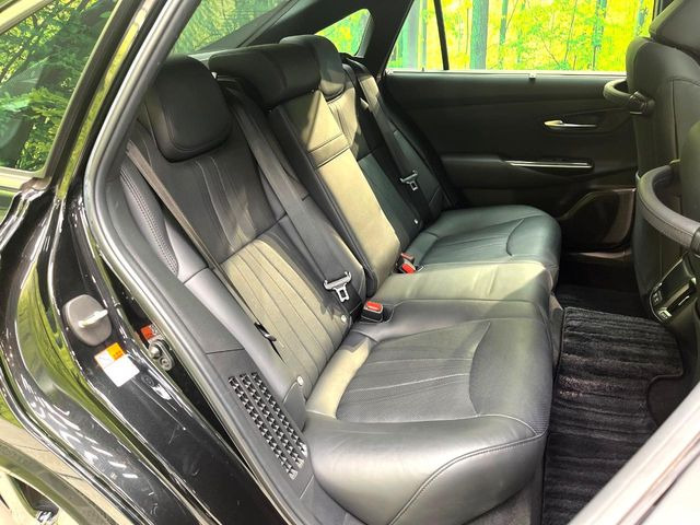 広々とした2列目シートは居住性が高く、居心地も快適!友達や家族とのお出かけにぴったりです。ベビーシートやチャイルドシート使用時も快適にお過ごしいただける十分な空間を確保しています。