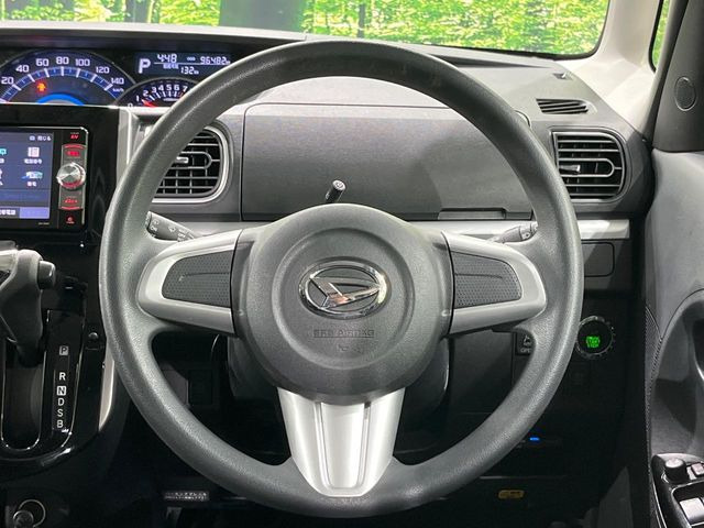 インテリアに合わせたデザインのステアリングは、運転される方のことも考え、運転しやすい形状、大きさです。是非一度、実際に触ってお確かめください。