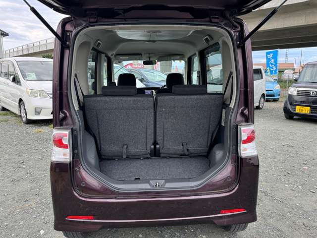 ラゲッジルームです!後部シートを倒していただければ、広さを確保できます☆