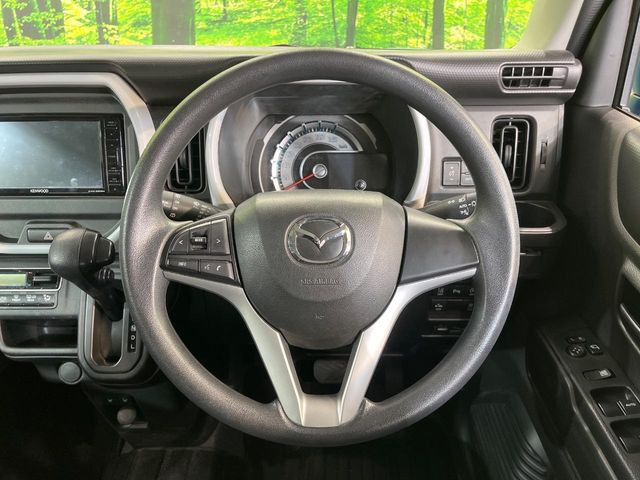 インテリアに合わせたデザインのステアリングは、運転される方のことも考え、運転しやすい形状、大きさです。是非一度、実際に触ってお確かめください。