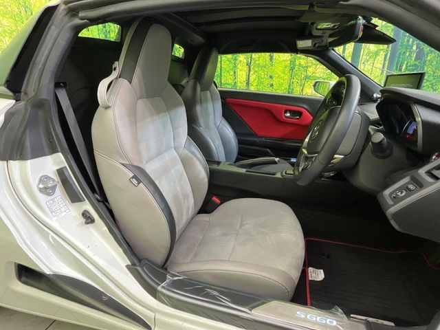 【専用スポーツシート】ホールド性に優れ、カーブ時の体が流れを抑制してくれます。また、体にフィットするから腰や背中が疲れにくく、ロングドライブや高速走行でも快適にお過ごしいただけます♪