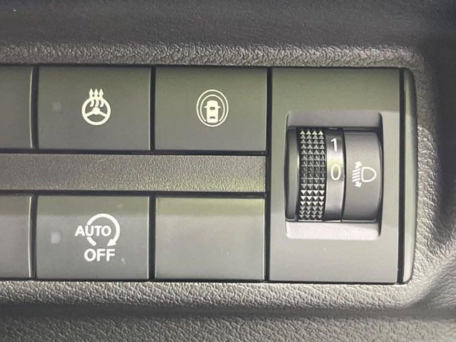 【ステアリングヒーター】冬場に冷たくなりやすい革巻きステアリングを、スイッチ一つで素早く適温に!エアコンよりも早く温まってくれるので、寒い日の運転も快適になりますね♪