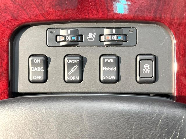 【シートベンチレーション】夏場は涼しい風でお尻や背中の熱やムレを防ぎ、冬はエアコンよりも早く温まってポカポカに!季節を問わず快適に過ごせます。