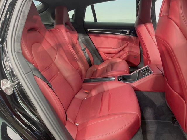 ●後部座席も気になるようなキズ・汚れやへたり等、大きなダメージはなく、良好な状態です。