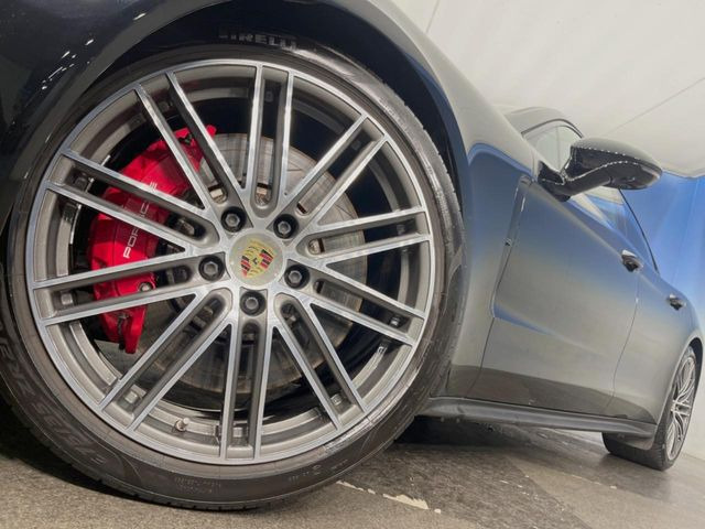 ●純正21インチアルミホイール:輸入車ならではの卓越した走りを支えるホイールと足回りです!日本車の走りに慣れている方にもぜひ体感して頂きたいほど、高いレベルでまとまっています!