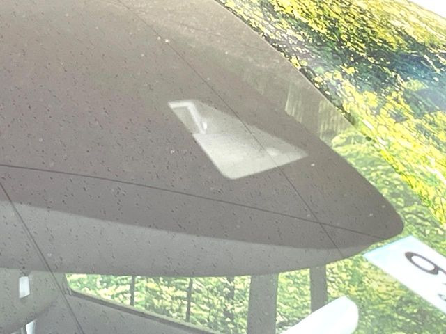 【ホンダセンシング】走行中に前方の車両等を認識し、衝突しそうな時は警報とブレーキで衝突回避と被害軽減をアシスト。より安全にドライブをお楽しみいただけます。