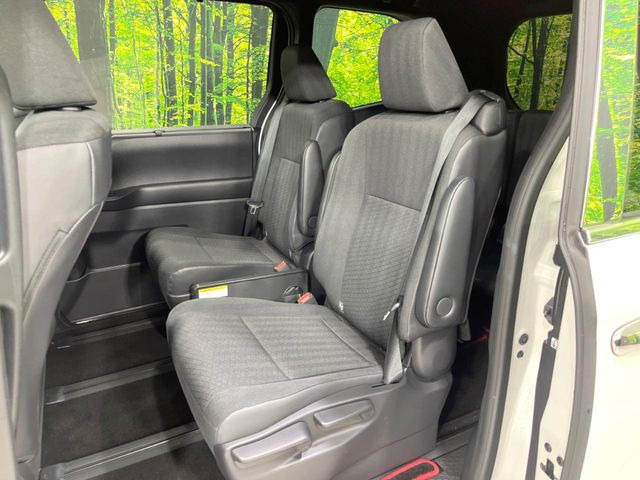 後部座席も気になるようなキズ・汚れやへたり等、大きなダメージはなく、良好な状態です。
