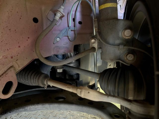 お車を安心してお乗りいただく為には、足回りの定期点検が欠かせません。サービスサポート(有償保証)では無料点検もご提供しており、安心のカーライフをお過ごしいただけるサポート体制が整っています。