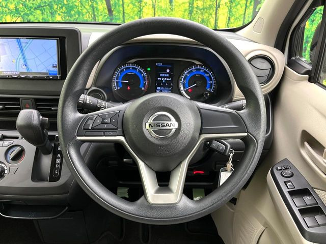 �C���e���A�ɍ��킹���f�U�C���̃X�e�A�����O�́A�^�]�������̂��Ƃ��l���A�^�]���₷���`��A�傫���ł��B�����x�A���ۂɐG���Ă��m���߂��������B