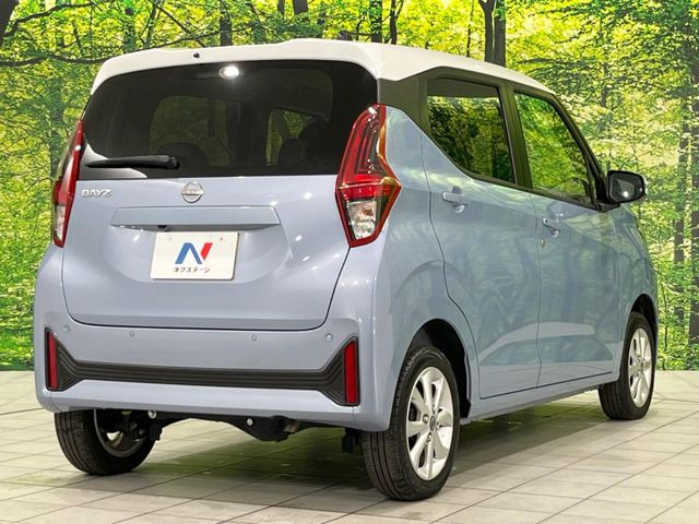 高透明度のガラス皮膜で撥水はもちろん、上質なツヤ・光沢を実現。紫外線や酸性雨から大切な愛車を保護し、色あせ・劣化を防止。「弾スプラッシュコート」、「弾プリミッサコート」からお選びいただけます。