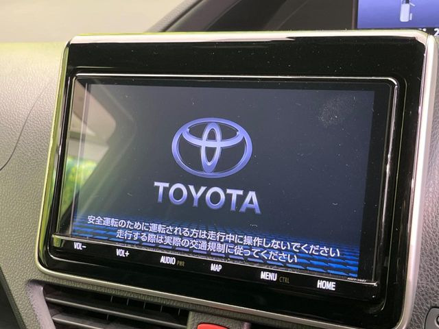 【大画面ナビ】人気の大型9インチナビを装備。存在感のある大画面はインパクト大!ナビ利用時のマップ表示は見やすく、テレビやDVDは臨場感がアップ!いつものドライブがグッと楽しくなります♪