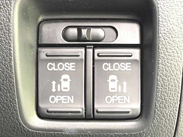 【両側パワースライドドア】スマートキーや運転席のスイッチで後席両側スライドドアの開閉が可能♪電動だから力を入れてドアを開ける必要が無く、小さなお子様でも簡単に開け閉めでき快適です♪