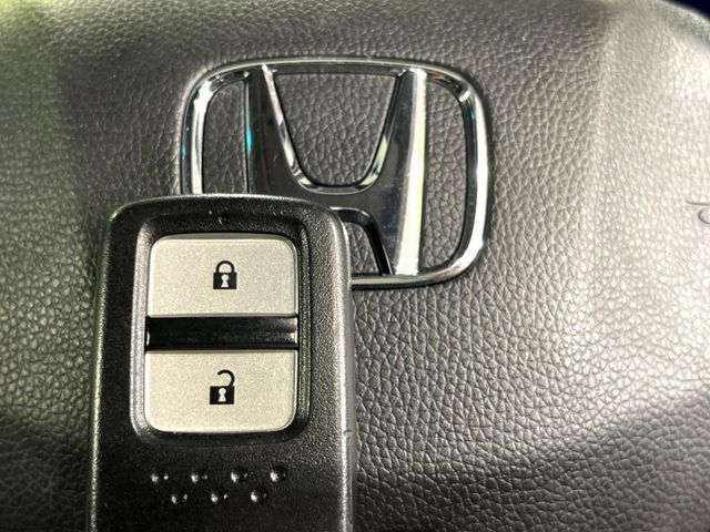 �yHonda�X�}�[�g�L�[�z�J�o����|�P�b�g�ɓ��ꂽ�܂܂ł��h�A�̎{���E�������\�ȃX�}�[�g�L�[�𑕔��B�G���W���̃I���E�I�t�����J�M�����o���K�v����������Ƃ��Ă��֗��ł���