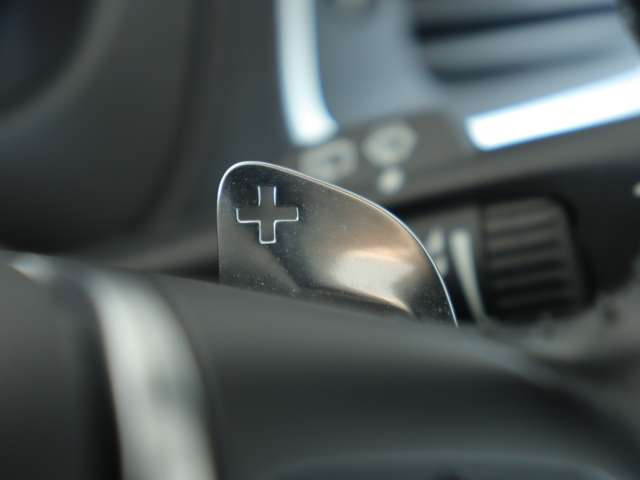 北名古屋店、土浦店は指定整備工場を所有。野田店、横浜店には認証整備工場を所有しています。それぞれの拠点に整備リフトやテスター等の設備機器を完備しています。