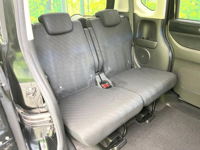 後部座席も気になるようなキズ・汚れやへたり等、大きなダメージはなく、良好な状態です。