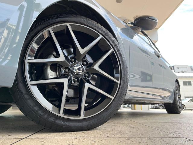 【純正18インチアルミホイール】外観にマッチした純正アルミホイールを装着しております。各種社外アルミホイールや、スタッドレスタイヤも取扱いしております。是非ご相談ください♪