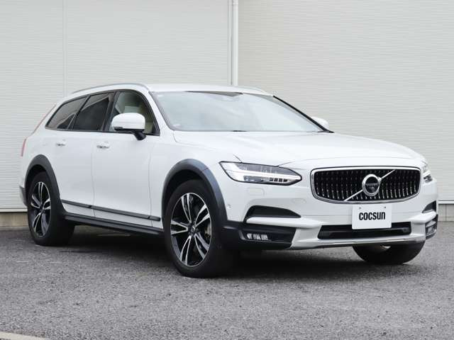 【最大91項目の点検整備】ボルボに精通した整備士が、車両の状態について最大91項目に及ぶチェック基準で厳密な点検整備を実施します。納車時には点検整備内容を記録した点検整備記録簿をお渡しします。