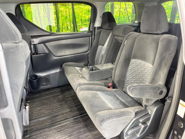 後部座席も気になるようなキズ・汚れやへたり等、大きなダメージはなく、良好な状態です。