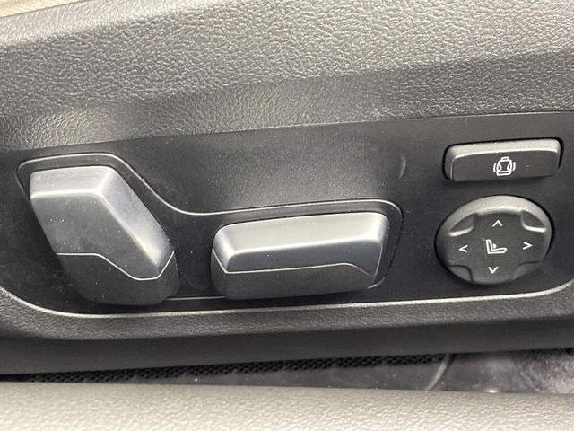 ●ランバーサポート機能付パワーシート:電動式で楽々シートアレンジ!腰当て部分の微調整ができ、ドライブ時の腰への負担を軽減してくれる優れものです。