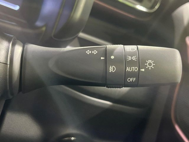 【オートライト】周りの明るさに応じて自動でヘッドライトの点灯・消灯ができる機能です!ライトの付け忘れ・消し忘れなどが無くなり、雨の日や夕方の走行も安心!トンネル通過時も便利ですね♪