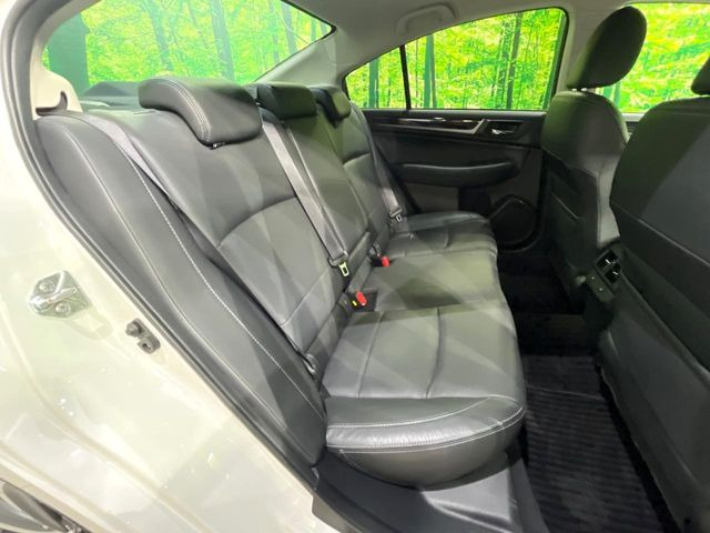 後部座席も気になるようなキズ・汚れやへたり等、大きなダメージはなく、良好な状態です。