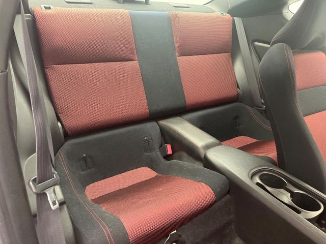 後部座席も気になるようなキズ・汚れやへたり等、大きなダメージはなく、良好な状態です。