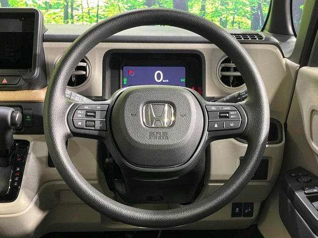 インテリアに合わせたデザインのステアリングは、運転される方のことも考え、運転しやすい形状、大きさです。是非一度、実際に触ってお確かめください。