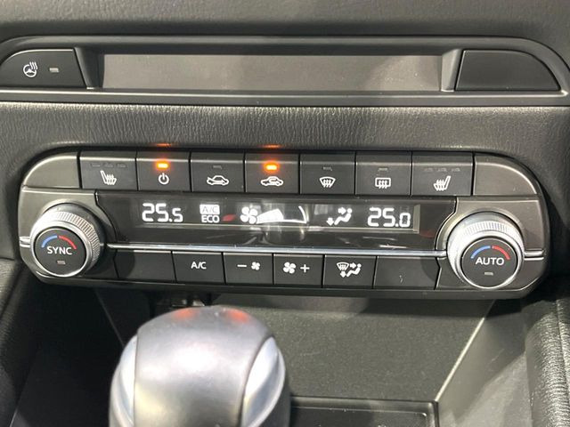 【シートヒーター】寒い日に重宝するシートヒーター!エアコンより早く温まってくれるので寒がりの人も安心ですね♪エアコンの温風は乾燥するから苦手、という方にもをおすすめです。