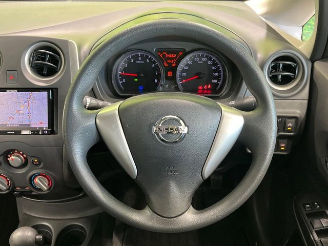 インテリアに合わせたデザインのステアリングは、運転される方のことも考え、運転しやすい形状、大きさです。是非一度、実際に触ってお確かめください。