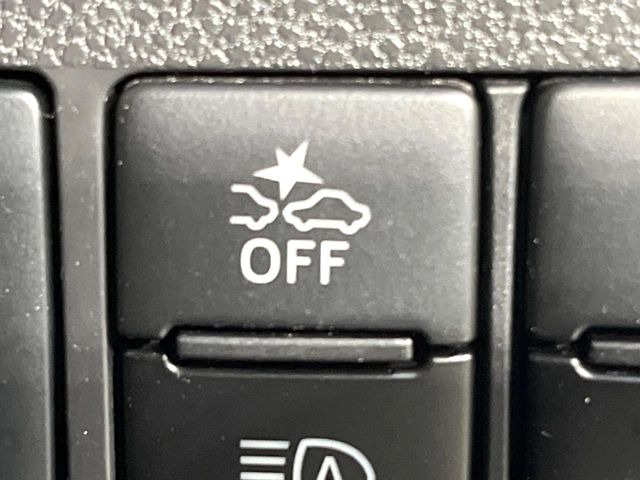 【スマートアシスト】走行中に前方の車両等を認識し、衝突しそうな時は警報とブレーキで衝突回避と被害軽減をアシスト。より安全にドライブをお楽しみいただけます。