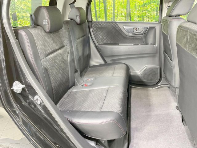 後部座席も気になるようなキズ・汚れやへたり等、大きなダメージはなく、良好な状態です。