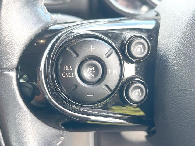 ●アクティブクルーズコントロール:前の車との車間距離を一定にとりつつ、一定速度で自動走行してくれる次世代のクルーズコントロール!主に高速道路や自動車専用道路で使用する便利な機能です!