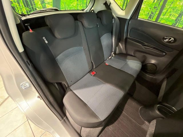 後部座席も気になるようなキズ・汚れやへたり等、大きなダメージはなく、良好な状態です。