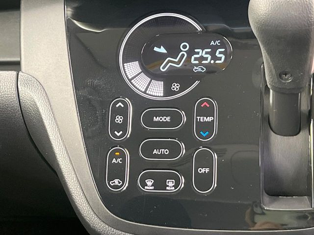 【オートエアコン】一度お好みの温度に設定すれば、車内の温度を検知し風量や温度を自動で調整。暑い…寒い…と何度もスイッチ操作をする必要はありません。快適な車内空間には必須の機能ですね♪