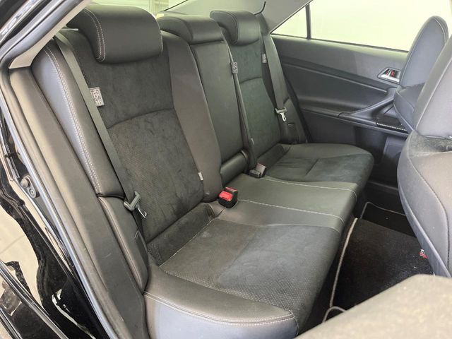 広々とした2列目シートは居住性が高く、居心地も快適!友達や家族とのお出かけにぴったりです。ベビーシートやチャイルドシート使用時も快適にお過ごしいただける十分な空間を確保しています。