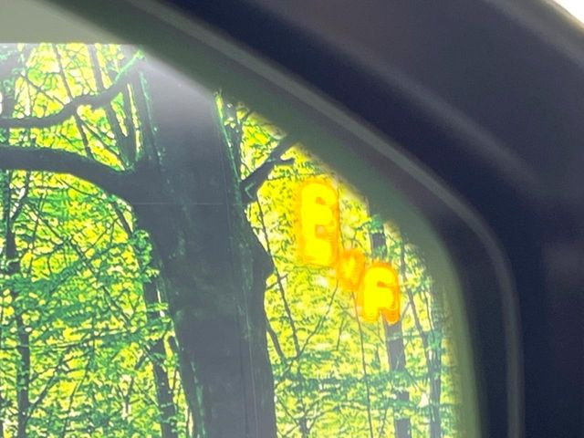 【ブラインドスポットモニタリング】走行中、ドアミラーの死角になりやすい箇所に後続車が接近するとサイドミラー付近に警告を表示、ドライバーに注意喚起をしてくれます。