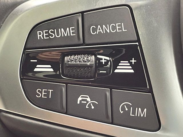 ●レーダークルーズコントロール:前の車との車間距離を一定にとりつつ、一定速度で自動走行してくれる次世代のクルーズコントロール!主に高速道路や自動車専用道路で使用する便利な機能です!