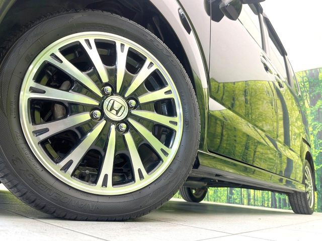 【純正15インチアルミホイール】外観にマッチした純正アルミホイールを装着しております。各種社外アルミホイールや、スタッドレスタイヤも取扱いしております。是非ご相談ください♪