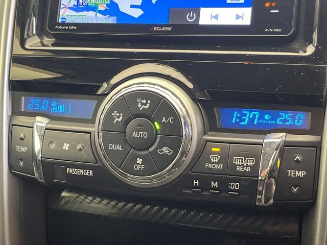 【左右独立型フルオートエアコン】運転席と助手席でそれぞれお好みの温度に設定可能。同乗者にも配慮した、快適な空調をお届け致します。